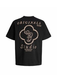 Sort bomulds T-shirt med et stort grafisk design på ryggen med teksten "ORIGINALS," "Studio," og prangende detaljer i lysebrun.