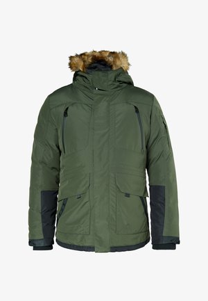 Olivgrüne, isolierte Jacke mit Kapuze aus Fellbesatz, mehreren Reißverschlusstaschen, schwarzen Akzenten und einem strukturierten, gepolsterten Design.