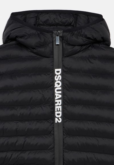 Μαύρο επενδυμένο μπουφάν με κουκούλα, με φερμουάρ πλήρους μήκους και εμφανές λευκό λογότυπο "DSQUARED2" κατά μήκος του πάνελ του φερμουάρ. Υφή επιφάνειας.