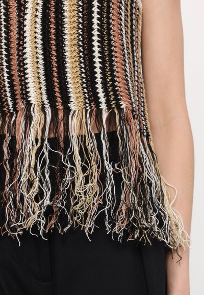 Wovenes Oberteil mit horizontalen Streifen in Schwarz, Weiß, Rosa und Beige. Verfügt über lockere Fransen am unteren Ende, die das texturierte Design hervorheben.