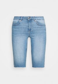 Bermudas de mezclilla azul claro con corte recto, dobladillo deshilachado, cinco bolsillos y cierre de botón en la cintura.