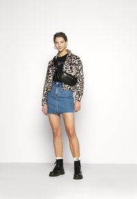 Karl Kani SMALL SIGNATURE TEE - Trükipildiga T-särk - black