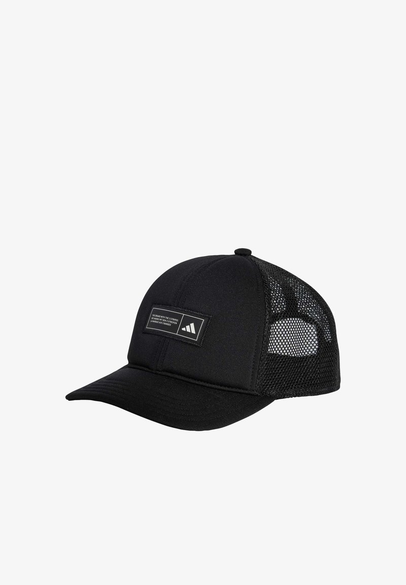 Casquette noire avec un panneau avant solide et des côtés en maille, visière incurvée, et un patch logo présentant un texte blanc et un design en triangle.