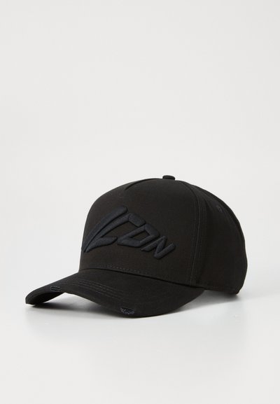 Casquette noire en tissu avec un design structuré. Présente un logo brodé à l'avant et une visière courbée. Surface texturée.