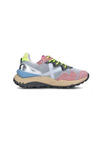 Scarpe sportive con tomaia in rete grigia, accenti in suede rosa, tacco argentato, suola nera e lacci verde neon. Presentano un design incrociato in bianco.