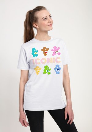 Hvid bomulds T-shirt med farverige tegneserie-bjørne og ordet "ICONIC" i fed, legende skrifttype, med en afslappet pasform og korte ærmer.