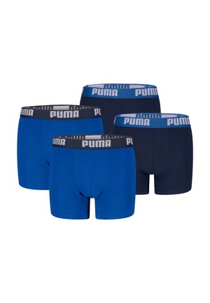Blaue und marinefarbene Boxershorts mit elastischen Taillenbändern, die das "PUMA"-Logo tragen. Glattes Material, körpernahe Passform, vier Stück in einer Packung.