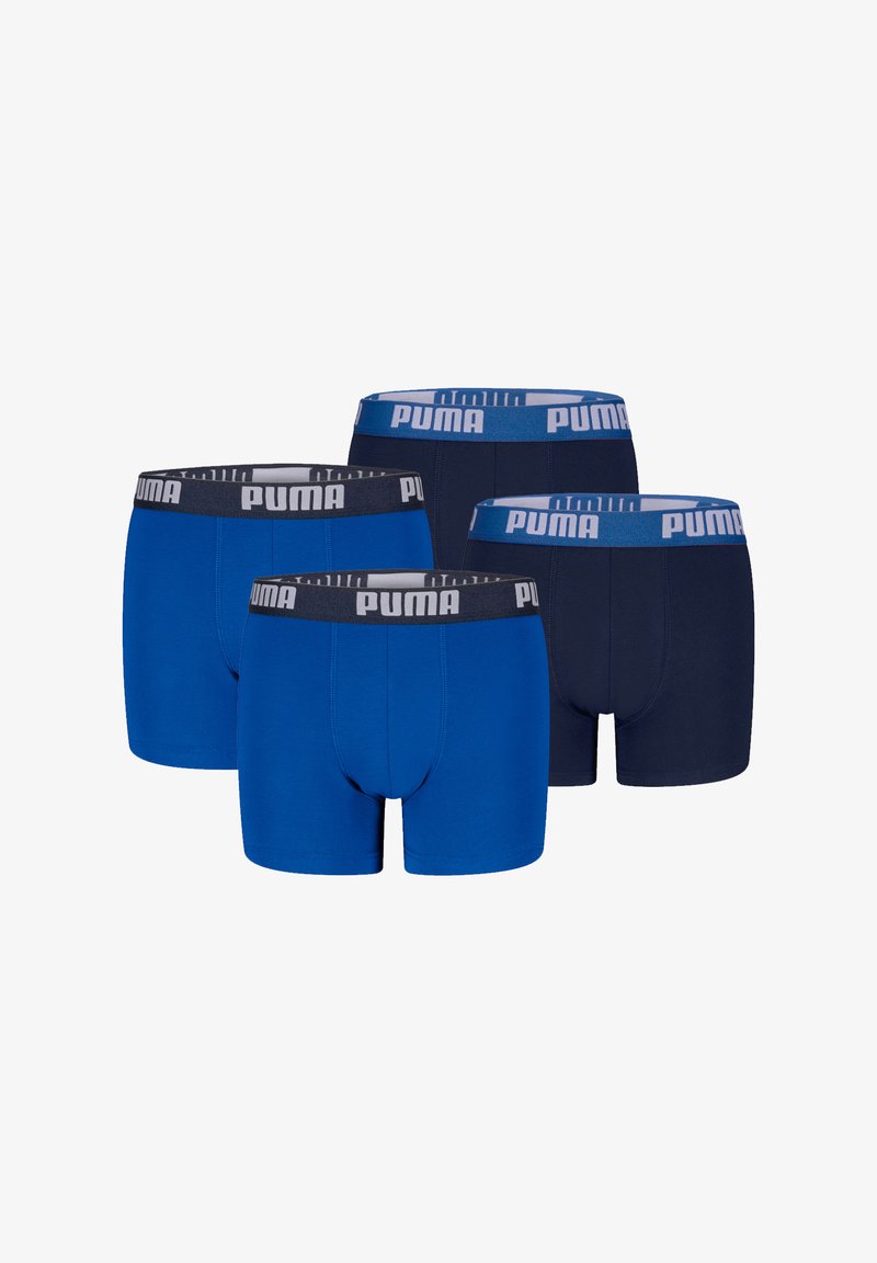 Blaue und marinefarbene Boxershorts mit elastischen Taillenbändern, die das "PUMA"-Logo tragen. Glattes Material, körpernahe Passform, vier Stück in einer Packung.
