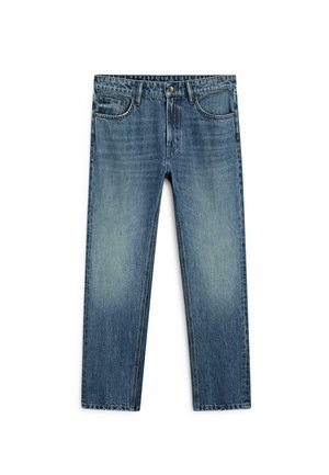 Jean en denim bleu foncé avec une coupe droite, léger délavage à l'avant, style cinq poches et fermeture à bouton.
