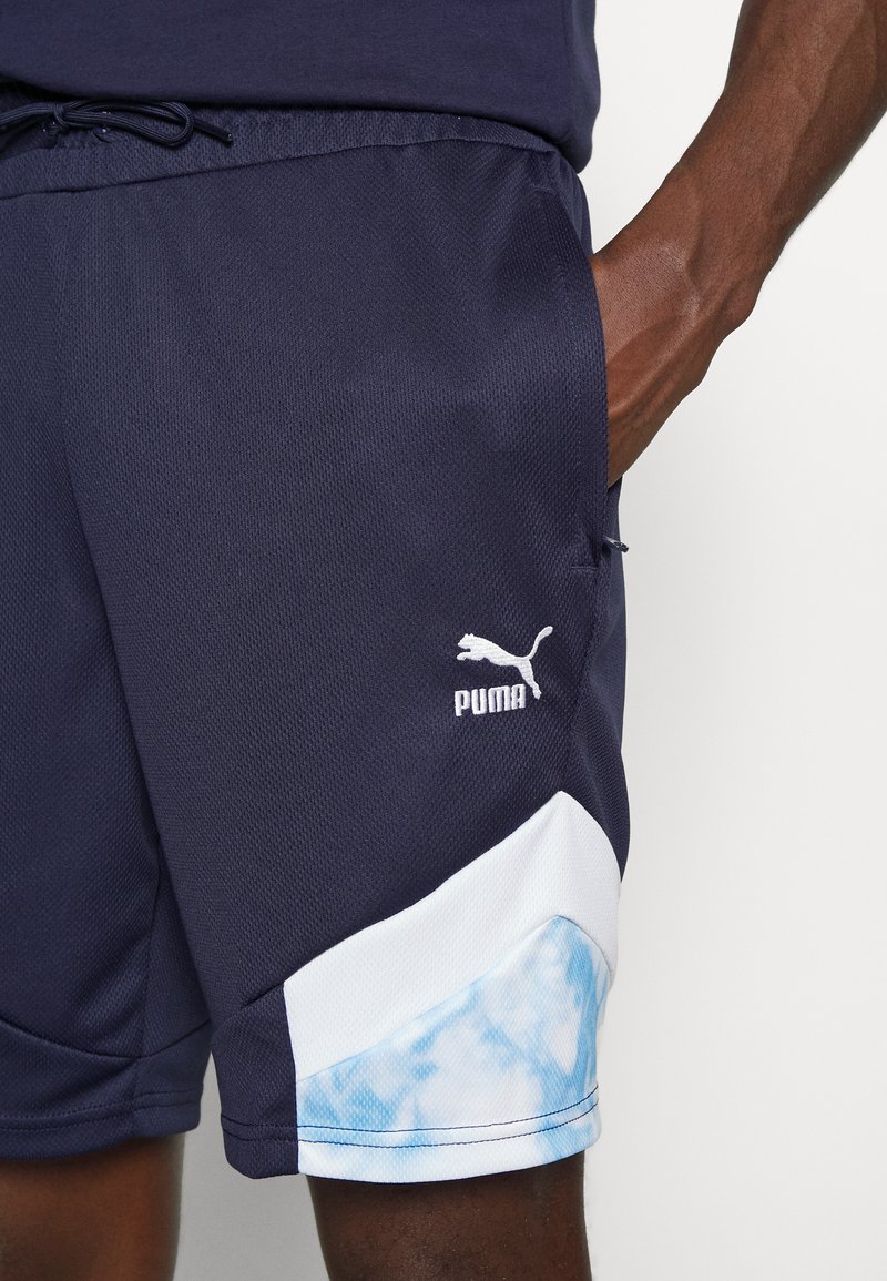 Herren Shirts | Puma MANCHESTER CITY FC ICONIC MCS kurze Sporthose dark blue, white/dunkelblau - XM97557 Herren Shirts | Puma MANCHESTER CITY FC ICONIC MCS kurze Sporthose dark blue, white/dunkelblau - XM97557