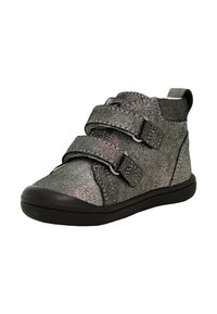 Hochschuh aus metallisch grauem Stoff mit zwei verstellbaren Klettverschlüssen, runder Zehenpartie und schwarzer Gummisohle.