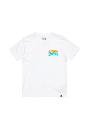 Witte katoenen t-shirt met korte mouwen, met een kleurrijk logo "Doshof Company" gedrukt op de linkerborst. Eenvoudig ontwerp, zachte textuur.