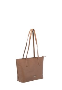 Borsa a tote in pelle marrone con superficie texturizzata, due tracolle, chiusura con zip e un dettaglio del logo argentato sul davanti.