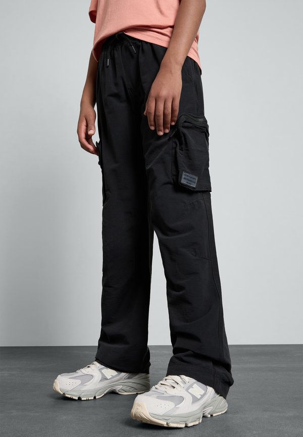 PARACHUTE PANTS - Cargo trousers