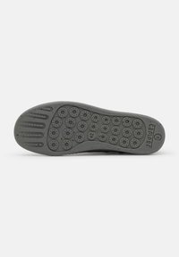 Talpa de pantof gri din cauciuc, cu modele circulare pentru aderență, crestături texturate și logo-ul mărcii, având imprimat pe lateral numărul de mărime "42".