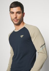 Dynafit ALPINE PRO TEE - Top dugih rukava - blueberry/rock khaki