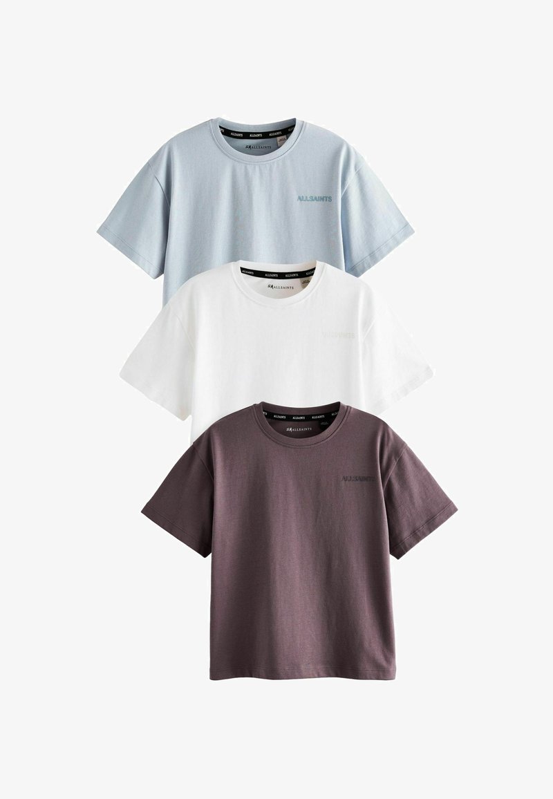 Tri majice: svijetloplava, bijela i tamnosiva. Svaka ima okrugli izrez, kratke rukave i mali logotip otisnut na prsima.