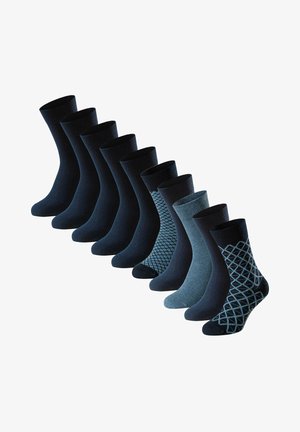 Acht Paar Herren-Crew-Socken in verschiedenen dunklen Blautönen, einschließlich Uni-Farben und geometrisch gemusterter Designs.