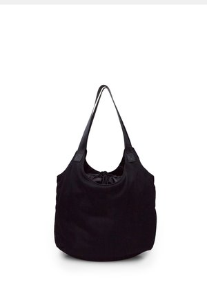 Bolso tote negro hecho de tela texturizada con una abertura fruncida, que cuenta con asas largas y planas y un cierre interno con cordón ajustable.
