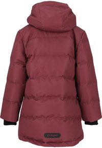 Bordeauxfärgad puffjacka med huva, med horisontellt kviltade sektioner och en svart logotyp på nedre delen av ryggen. Mjuk textur och isolerad design.