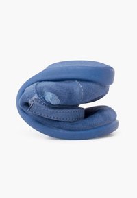 Sandale albastre pliabile cu un material superior moale și texturat și o talpă din cauciuc rezistent, concepute pentru o stocare compactă.