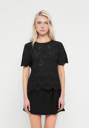 Μαύρο μπλουζάκι με κυματιστό τελείωμα, που διαθέτει περίπλοκα σχέδια με λέιζερ και κοντά μανίκια. Ελαφρύ ύφασμα με υφή.