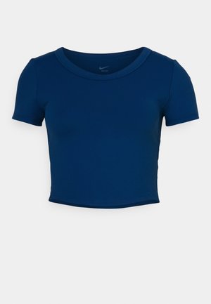 Tumesinine lühike top, mis on valmistatud elastsemast kangast, omadustega ümmargune kaelus ja lühikesed varrukad, sileda tekstuuri ning minimalistliku disainiga.