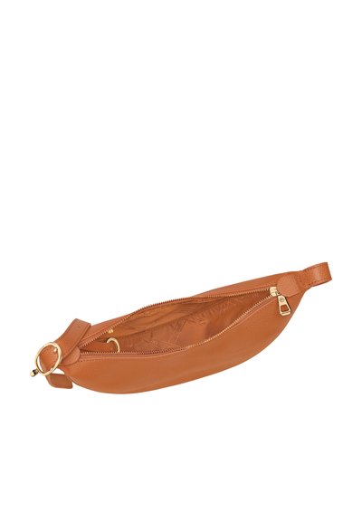 Hellbraune Bauchtasche aus glattem Material, mit geschwungener Form, Reißverschluss und goldfarbener Hardware. Innenfutter mit Muster.