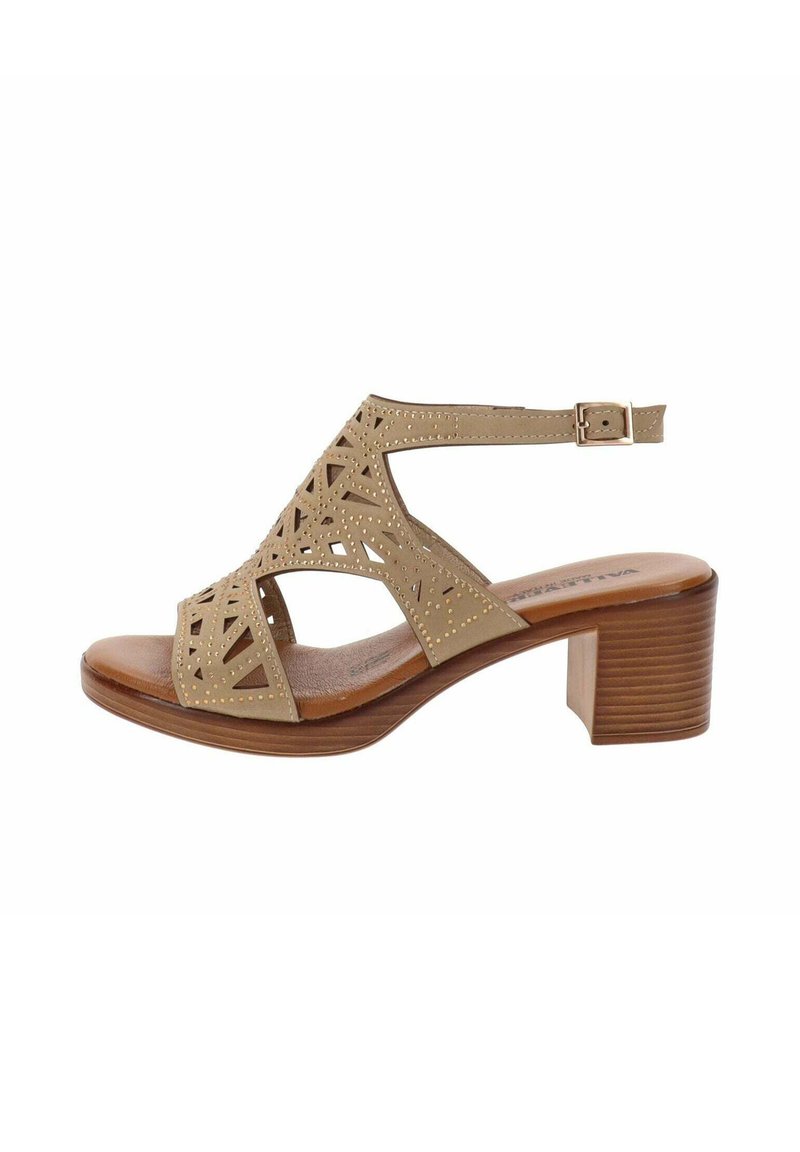 Sandali con tacco beige, con motivo a intaglio e cinturino alla caviglia regolabile. Tacco in legno, parte superiore in pelle liscia e soletta imbottita.