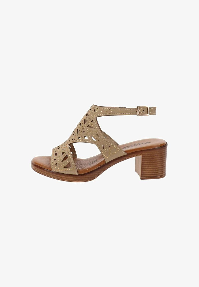 Sandali con tacco beige, con motivo a intaglio e cinturino alla caviglia regolabile. Tacco in legno, parte superiore in pelle liscia e soletta imbottita.