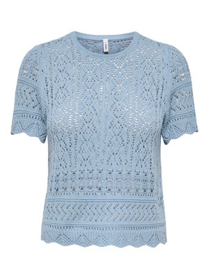 Lys blå kortermet strikket topp med intrikate blondermønstre, bølget kant nederst og på ermene, og rund hals.