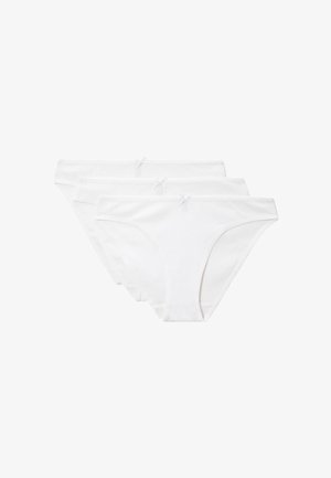 Trois culottes bikini en coton blanc avec de petits nœuds centrés sur la ceinture, empilées légèrement superposées sur un fond blanc.