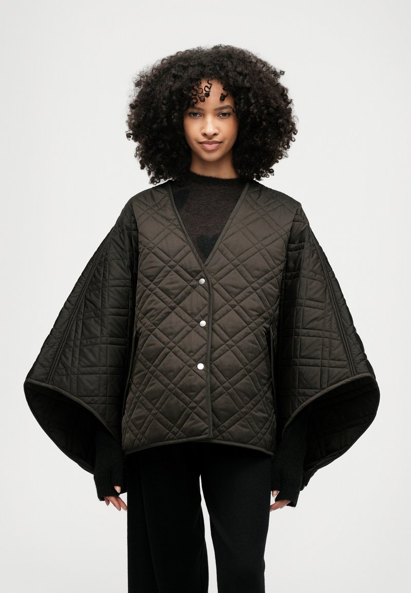 Κοντομάνικο μαύρο μπουφάν με ευρύ, κάπα σχέδιο, που διαθέτει κουμπιά με σούστες, βαθιές μανσέτες και υφαντό, επενδεδυμένο ύφασμα.