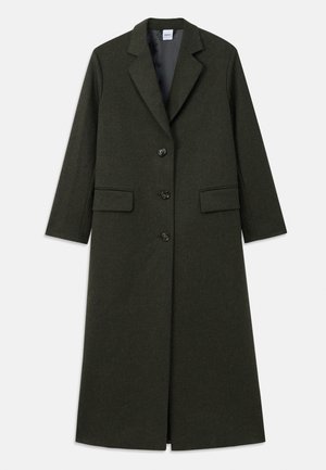 Cappotto di lana verde scuro con un design sartoriale, caratterizzato da un colletto a revers, tre bottoni e due tasche frontali. Maniche lunghe e lunghezza fino al ginocchio.