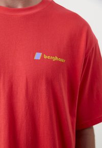 Berghaus CYCLOPS TEE UNISEX - Triko s potiskem - mountain carmine