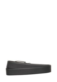 Cintura in pelle nera con una texture liscia, dotata di una fibbia in metallo argentato minimalista. Il design è elegante e offre un aspetto moderno e discreto.