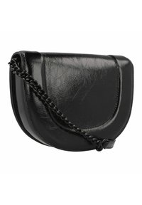 Borsa a spalla nera in finta pelle con una forma curvata, tracolla a catena e finitura testurizzata. Presenta una chiusura a pattina e un discreto dettaglio del logo.