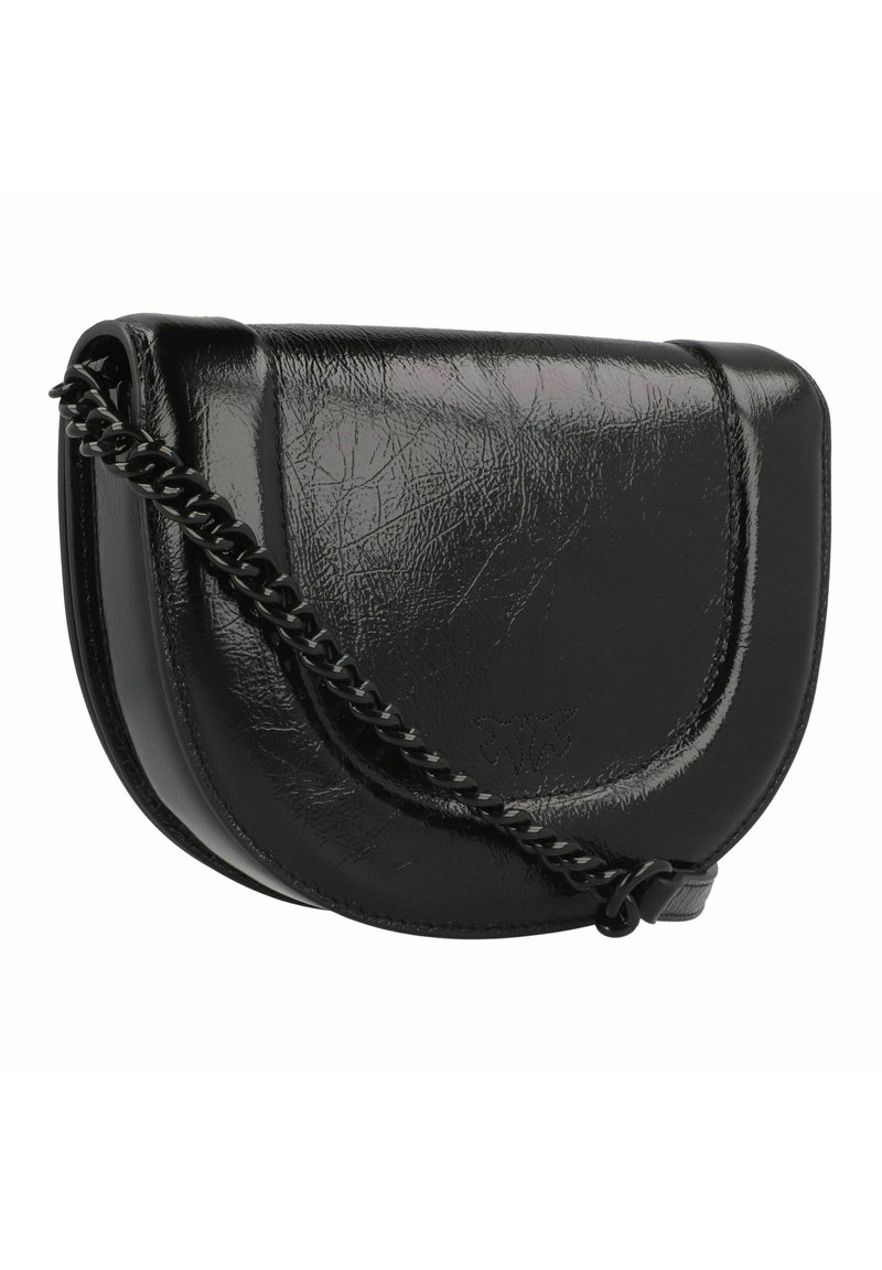 Borsa a spalla nera in finta pelle con una forma curvata, tracolla a catena e finitura testurizzata. Presenta una chiusura a pattina e un discreto dettaglio del logo.
