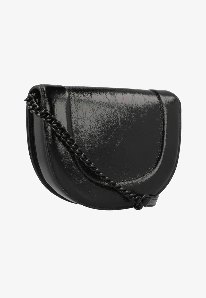 Borsa a spalla nera in finta pelle con una forma curvata, tracolla a catena e finitura testurizzata. Presenta una chiusura a pattina e un discreto dettaglio del logo.