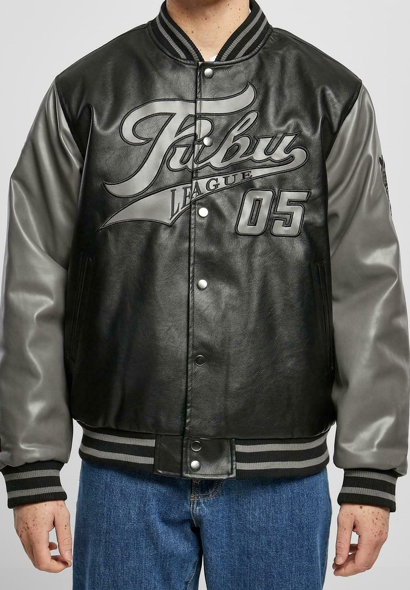 Svart läderbomberjacka med grå ärmar, som har en framträdande logotyp, tryckknappar och randiga ribbade ärmslut och nederkant.