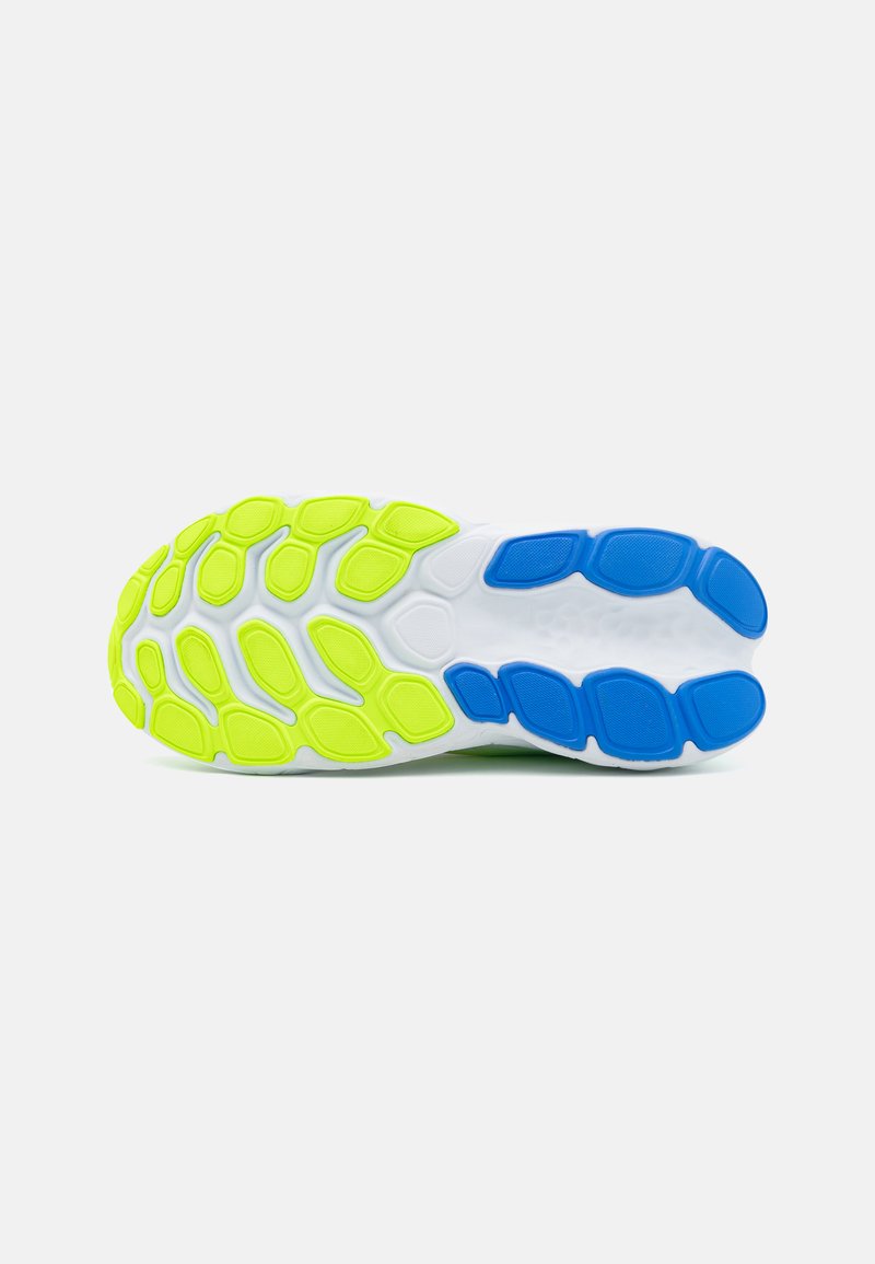 Suela de zapato con base blanca, que presenta secciones de goma amarilla y azul vibrantes. Patrones texturizados para el agarre y la absorción de impactos.
