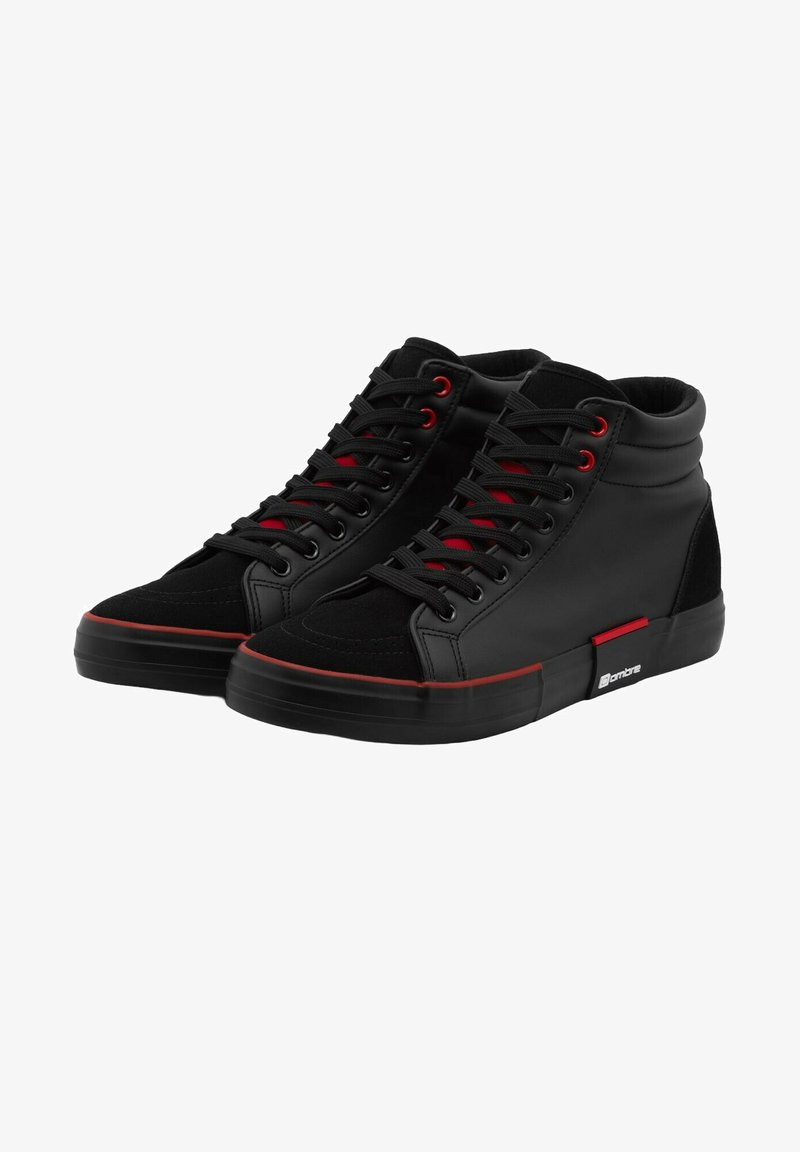 Černé vysoké tenisky s červenými akcenty. Vyrobené z kůže a semiše, s texturovaným povrchem, kulatou špičkou a šněrováním.