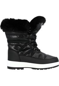 Bota de invierno negra aislada con un puño de pelo sintético, parte superior acolchada, diseño de cordones y suela de goma texturizada. Presenta una mediasuela blanca.