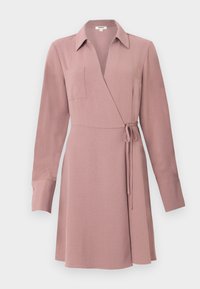 Abito avvolgente in rosa polveroso con maniche lunghe, colletto e cintura laterale. Presenta una tasca sul petto e una texture liscia.