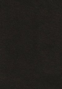 Czarny materiał tekstylny o delikatnej, prążkowanej fakturze, równomiernie tkany, z subtelnymi wariacjami w odcieniach na powierzchni.