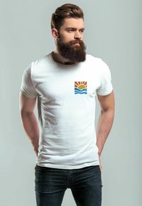 Weißes T-Shirt mit kurzen Ärmeln, das ein quadratisches Grafikdesign mit einer braunen Sonne und blauen Wellen zeigt. Der Stoff wirkt glatt und hat eine taillierte Passform.