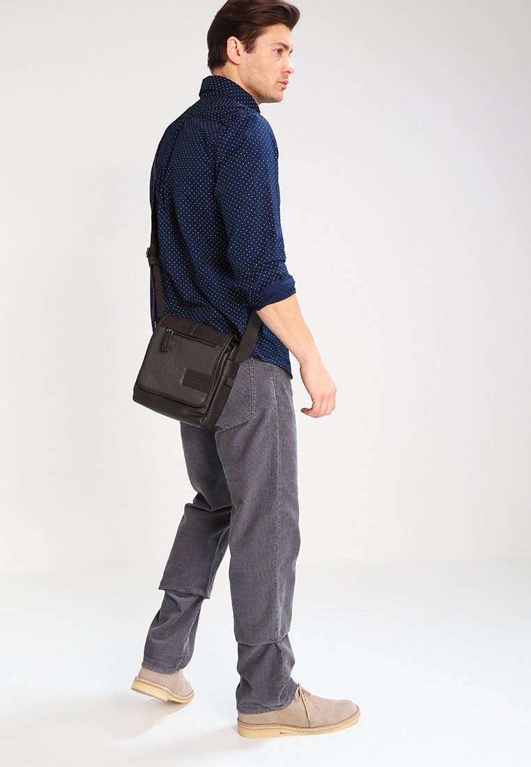 TOM TAILOR BRYAN Skulderveske brown Zalando.no TOM TAILOR BRYAN Skulderveske black Zalando.no