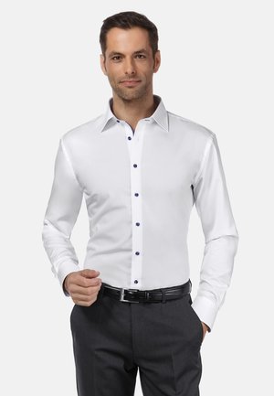 TAILLIERT BÜGELFREI - Formal shirt - weiß