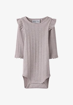 Jasnofioletowy dzianinowy body niemowlęce z długimi rękawami, falbankami na ramionach oraz napami na dole ułatwiającymi zmianę pieluszki.