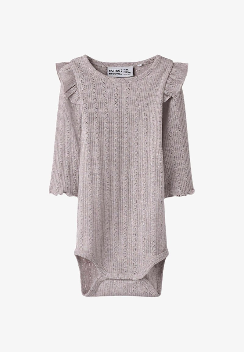 Body bébé tricoté de couleur violette claire avec manches longues, détails à volants aux épaules et boutons-pression au bas pour faciliter le changement de couche.